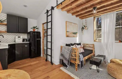 Hendersonville House | Star Sky-Boho Rustic Tiny Home With Hot Tub 20 Minutes From Asheville