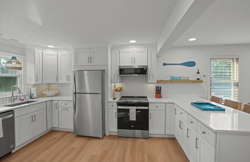 Kenyon Cottage | Starfish Cottage: 3BR, Beach Pass, Fire Pit & Deck – 2mi to multiple beaches