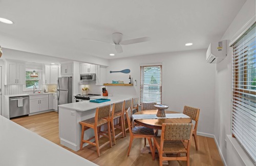 Kenyon Cottage | Starfish Cottage: 3BR, Beach Pass, Fire Pit & Deck – 2mi to multiple beaches