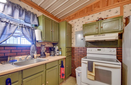 Crowell Cabin | Stargaze, Hike & Kayak: Cabin Near Copper Breaks!