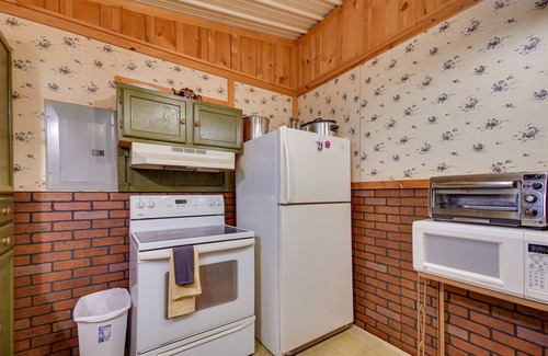 Crowell Cabin | Stargaze, Hike & Kayak: Cabin Near Copper Breaks!