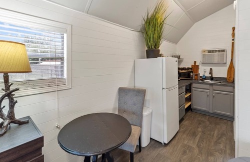 Oil City Cabin | Stargazer~Caddo Lake Cabins with Kayaks