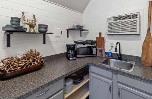 Oil City House | Stargazercaddo Lake Cabin