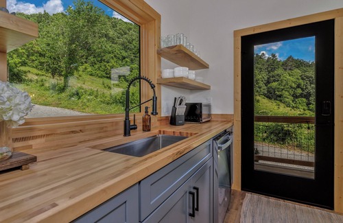 Marshall House | Starlight Hideaway w Hot tub and Fire Pit