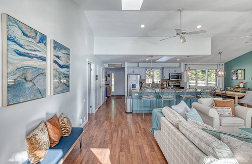 Monticello House | Starlight Lakehouse; Your Magical 5 Bdrm Getaway! W/BRAND NEW 7 SEATER HOT TUB!
