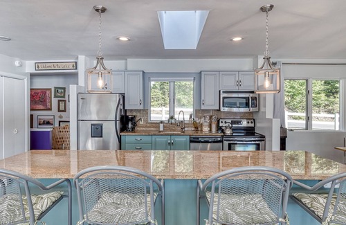 Monticello House | Starlight Lakehouse; Your Magical 5 Bdrm Getaway! W/BRAND NEW 7 SEATER HOT TUB!