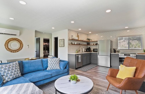 Broadway Cabin | Starstone Chalet - Hot Tub! Mountain Views!