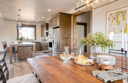 Powell Butte House | Starview at Brasada Ranch Resort by AvantStay |HotTub & Close To Golf!