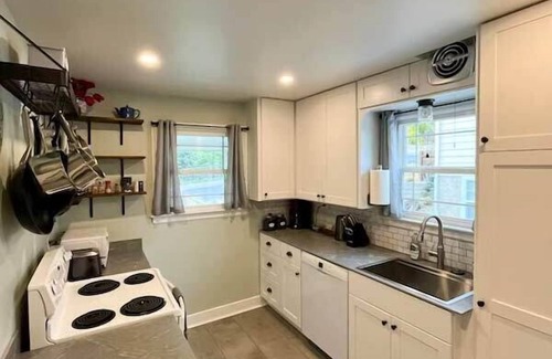 Pullman House | State Street Cottage, 2BR Apt