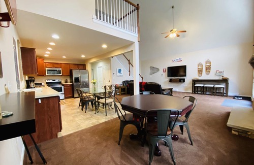 Albrightsville Cabin | Stay 3+ Nights-Get 1 Free, Poconos, Hot Tub, Sauna, Basketball, Playground, Ski