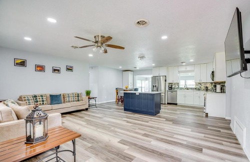 Belleview House | Stay and Play in Belleview Welcoming Home with Yard