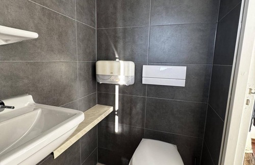 Ouddorp Hotel | Stay at Hotel-Pension Ouddorp, near sea and beach, just a 3-minute walk from the village center. Comfortable rooms with private bathroom. Ideal for a relaxing getaway or an active beach holiday!