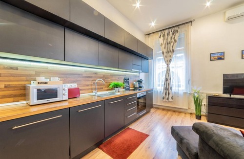 Inner City Budapest Apartment | Stay at Meeting point CITTADELLA VIEW Budapest EYE
