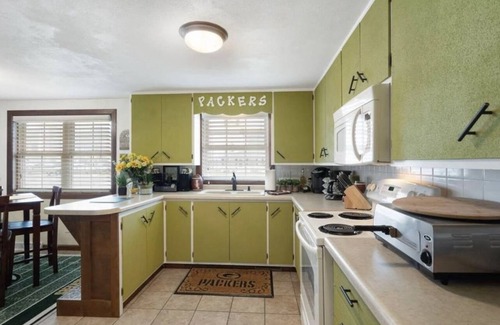 Green Bay House | Stay at the Premier Packer Property in Green Bay!