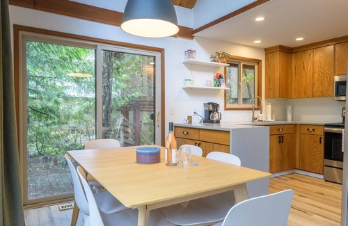 Rhododendron Cabin | Stay before 9/22 get the 3RD night FREE!Hot tub, cabin feel