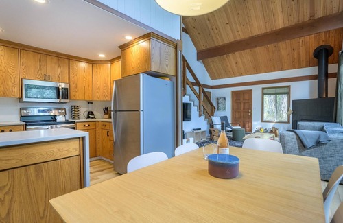 Rhododendron Cabin | Stay before 9/22 get the 3RD night FREE!Hot tub, cabin feel