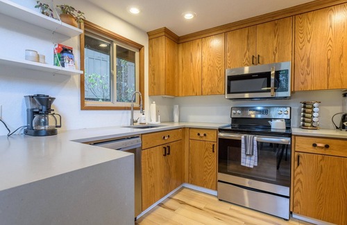 Rhododendron Cabin | Stay before 9/22 get the 3RD night FREE!Hot tub, cabin feel