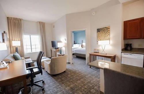 Highlands - Perkins Hotel | Stay Close to LSU Engineering Quad! 2 Units with Free Breakfast & Parking! Pool!