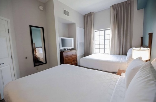 Highlands - Perkins Hotel | Stay Close to LSU Engineering Quad! 2 Units with Free Breakfast & Parking! Pool!