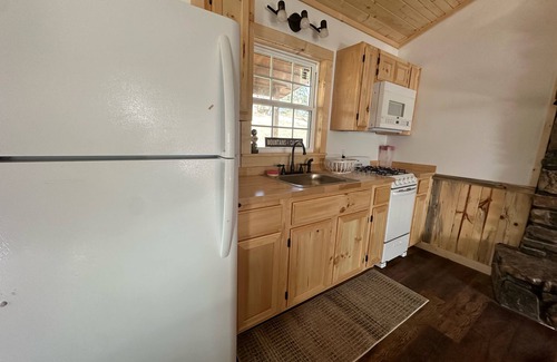 Bruno Cabin | Stay comfortable for 6 in the beauty of the Ozarks and the heart of adventures