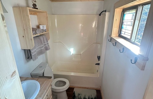 Bruno Cabin | Stay comfortable for 6 in the beauty of the Ozarks and the heart of adventures