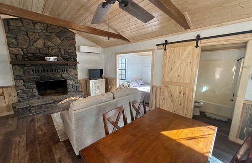 Bruno Cabin | Stay comfortable for 6 in the beauty of the Ozarks and the heart of adventures