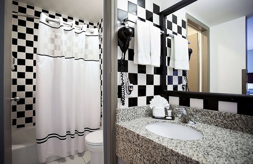 Downtown Chicago Hotel | Stay Cool w/Rooftop Deck & Fitness Room Near Chicago Riverwalk