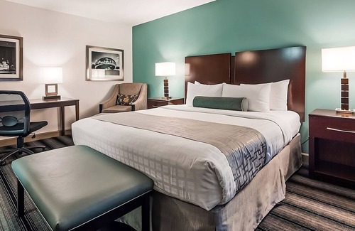 Downtown Chicago Hotel | Stay Cool w/Rooftop Deck & Fitness Room Near Chicago Riverwalk