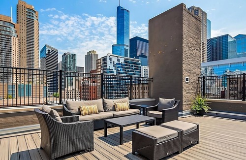 Downtown Chicago Hotel | Stay Cool w/Rooftop Deck & Fitness Room Near Chicago Riverwalk