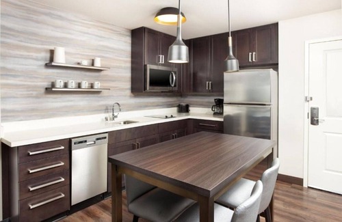 Livermore House | Stay focused and productive when it's essential.