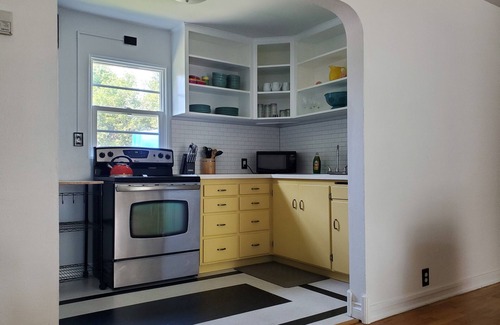 Garden District House | Stay in a Castle! Downtown! Best location! FREE Bikes & Kayak! 2024 Renovated!