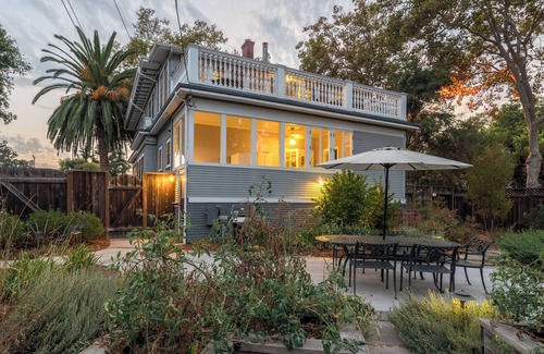 San Jose House | Stay in a historic Victorian built in 1906; walk to downtown San Jose