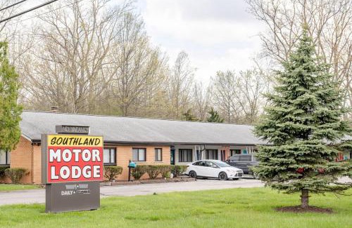 Riverview Apartment | Stay in Browntown for 4: Cozy Room with MiniFridge