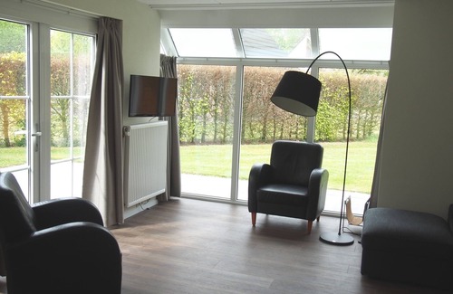 Nieuw Heeten House | Stay in Bungalow Schipbeek Luxe for 6 persons by the pond at Vakantiepark de Sallandshoeve and enjoy comfort, nature, and peace in Overijssel.