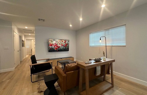Burbank House | Stay in Style & Elegance