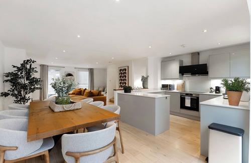Latchmere House | Stay in this stylish 3-bedroom apartment in Battersea on the River Thames