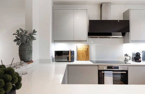 Latchmere House | Stay in this stylish 3-bedroom apartment in Battersea on the River Thames