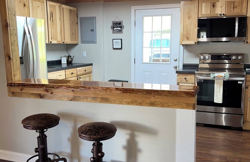 Campton House | “Stay Mellow” Couples Getaway in RRG Pet Friendly WiFi