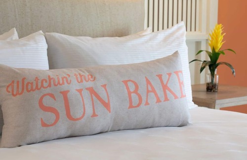 Fort Myers Beach Resort | Stay on the Beach w/Outdoor Pool Access + Firepits & Dining