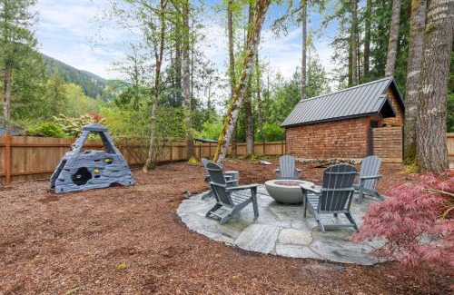Mount Hood Village House | Stay Portland - Alpine Retreat Hot Tub, Fire Pit & Game Room