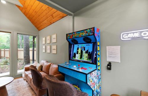 Mount Hood Village House | Stay Portland - Alpine Retreat Hot Tub, Fire Pit & Game Room