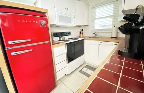 St. Petersburg - Clearwater Cottage | Stay steps from the sand in this charming single-family home. Enjoy exclusive beach access at Sunburst Inn, featured on HGTV. Cozy comfort for up to 4, and an unbeatable location on the Gulf. Perfect for a romantic escape or small family getaway.