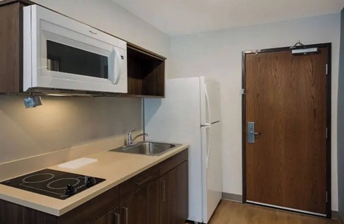 Austin Hotel | Stay Together, Group-Friendly Compound Near Austin Highlights – 4 Queen Units