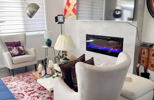 Calgary House | Stay with Jay - Cozy Room Close to YYC Airport