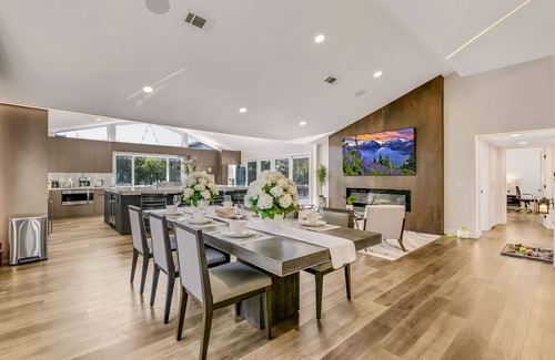 Santa Ana House | Stay with SIR Living for the best experience!