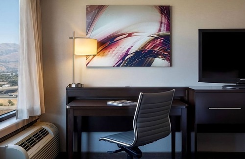 Milpitas Hotel | Stay Within 5 Mins to Norman Mineta San Jose Int'l Airport!