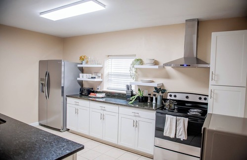 Tallahassee House | Stay, Work and Play! 2 blocks from FAMU. 4 EnSuites, 4 closets. Large kitchen