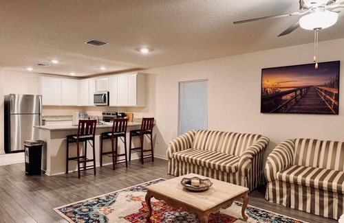 Vero Lake Estates House | Stay2Nite - A Charming 4-bedroom building with WiFi, AC in lovely Vero Beach