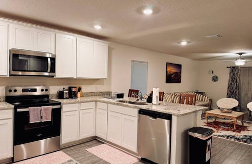 Vero Lake Estates House | Stay2Nite - A Charming 4-bedroom building with WiFi, AC in lovely Vero Beach