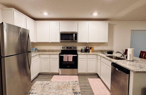 Vero Lake Estates House | Stay2Nite - A Charming 4-bedroom building with WiFi, AC in lovely Vero Beach